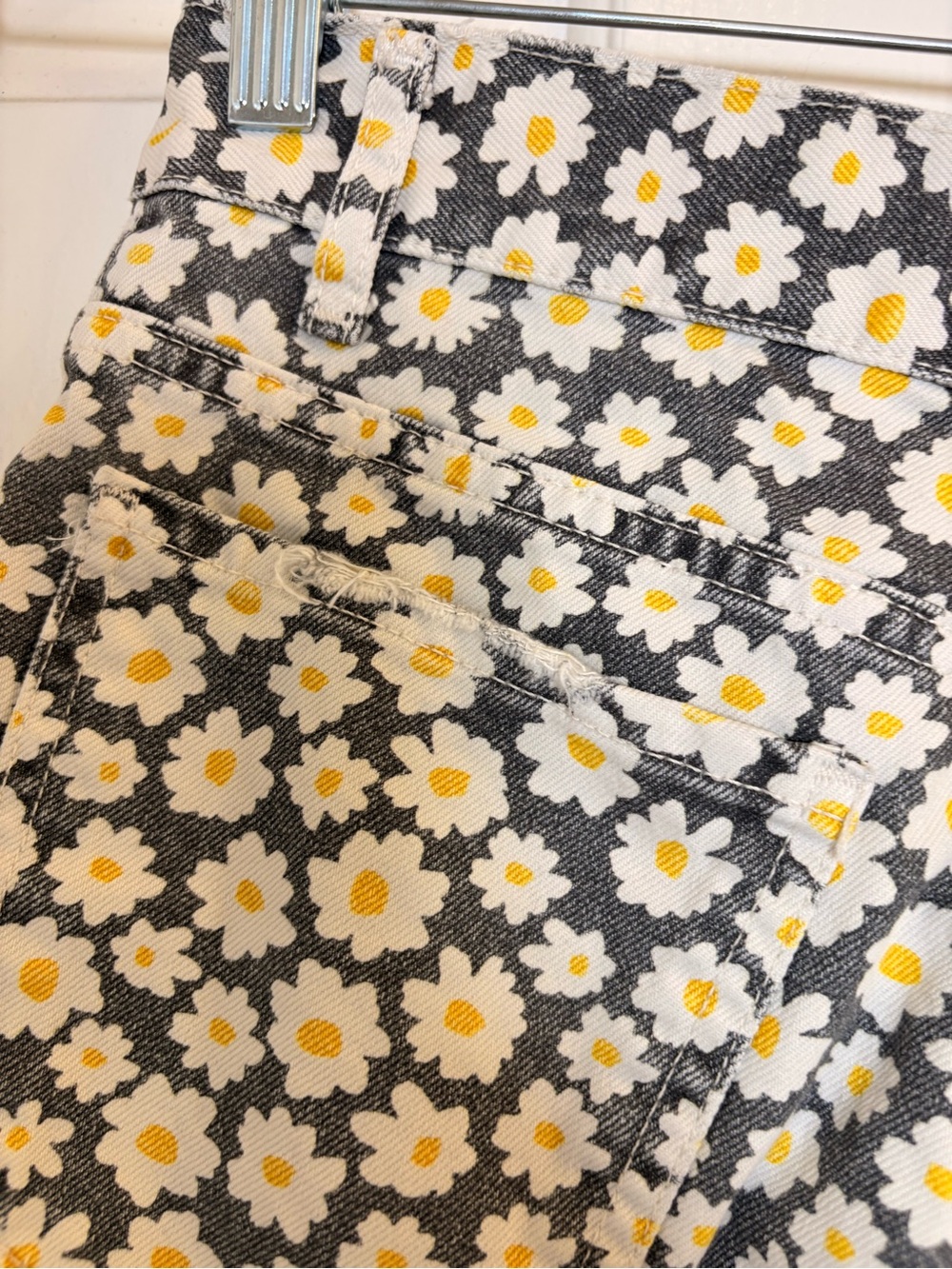 Zara Black White Daisy Print Distressed Denim Cutoff Shorts Y2K Size 2 - Picture 7 of 8